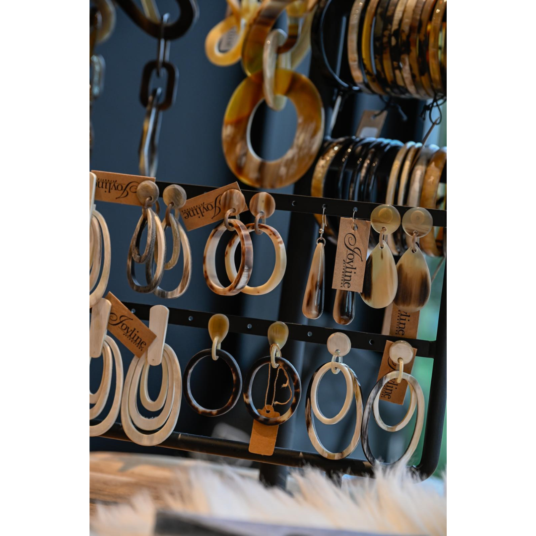 Handgemaakte druppelvormige buffelhoorn oorbellen (Joyline-Creations) image 1