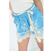 Kikisix Jeans Shorts met Broderie – Zomers, Stijlvol & Uniek