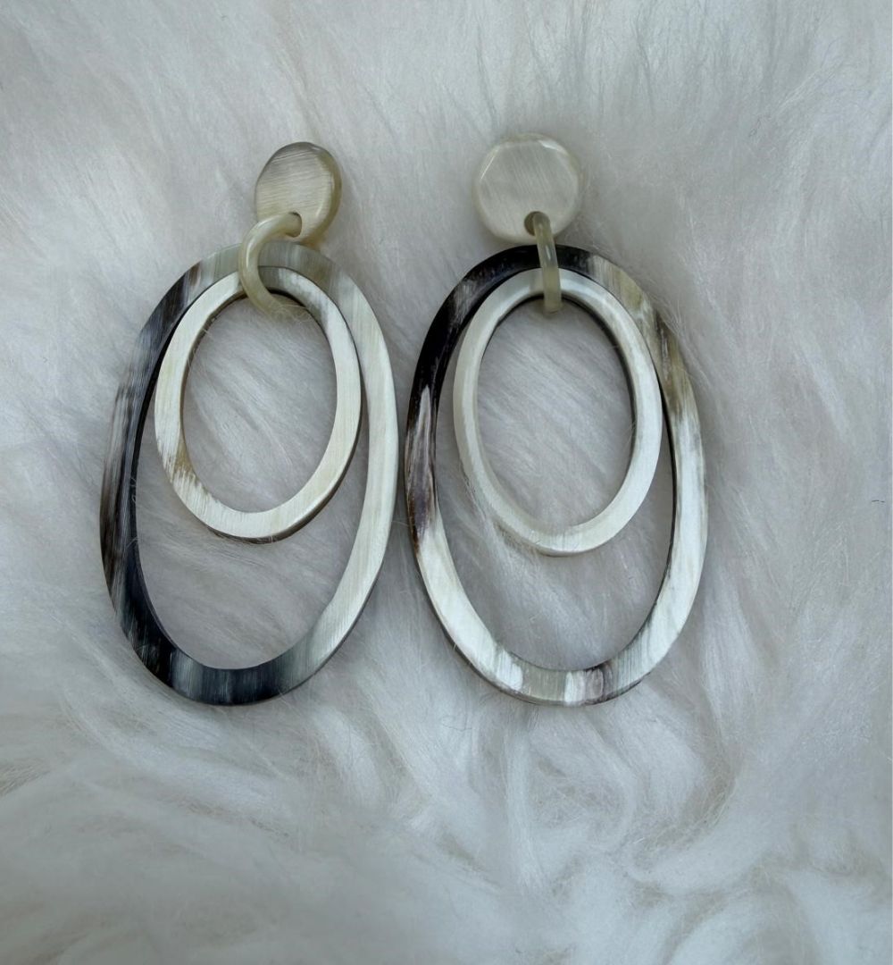 Glanzende Buffelhoorn Oorbellen Dubbele Ovalen met Titanium Studs | Joyline Creations image 1
