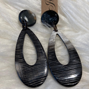 Carved buffelhoorn oorbellen Shiny finish (Joyline-Creations)