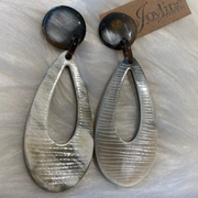 Carved buffelhoorn oorbellen Shiny finish (Joyline-Creations)