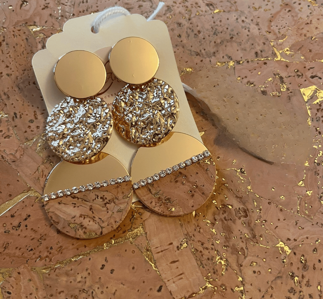Handgemaakte metallic oorbellen met kurk uit Sardinië. image 0