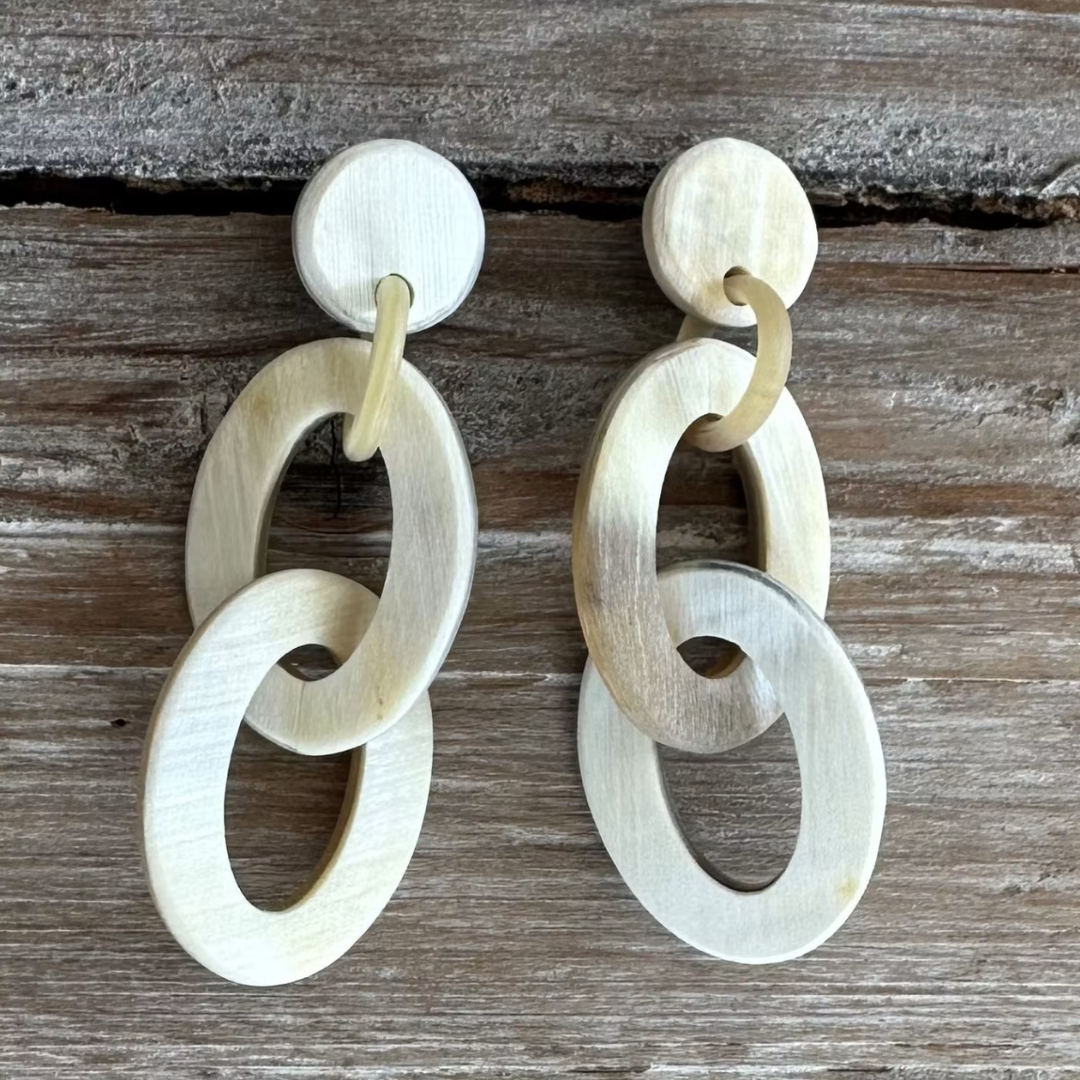 Geborstelde, handgemaakte buffelhoorn schakeloorbellen (Joyline-Creations)