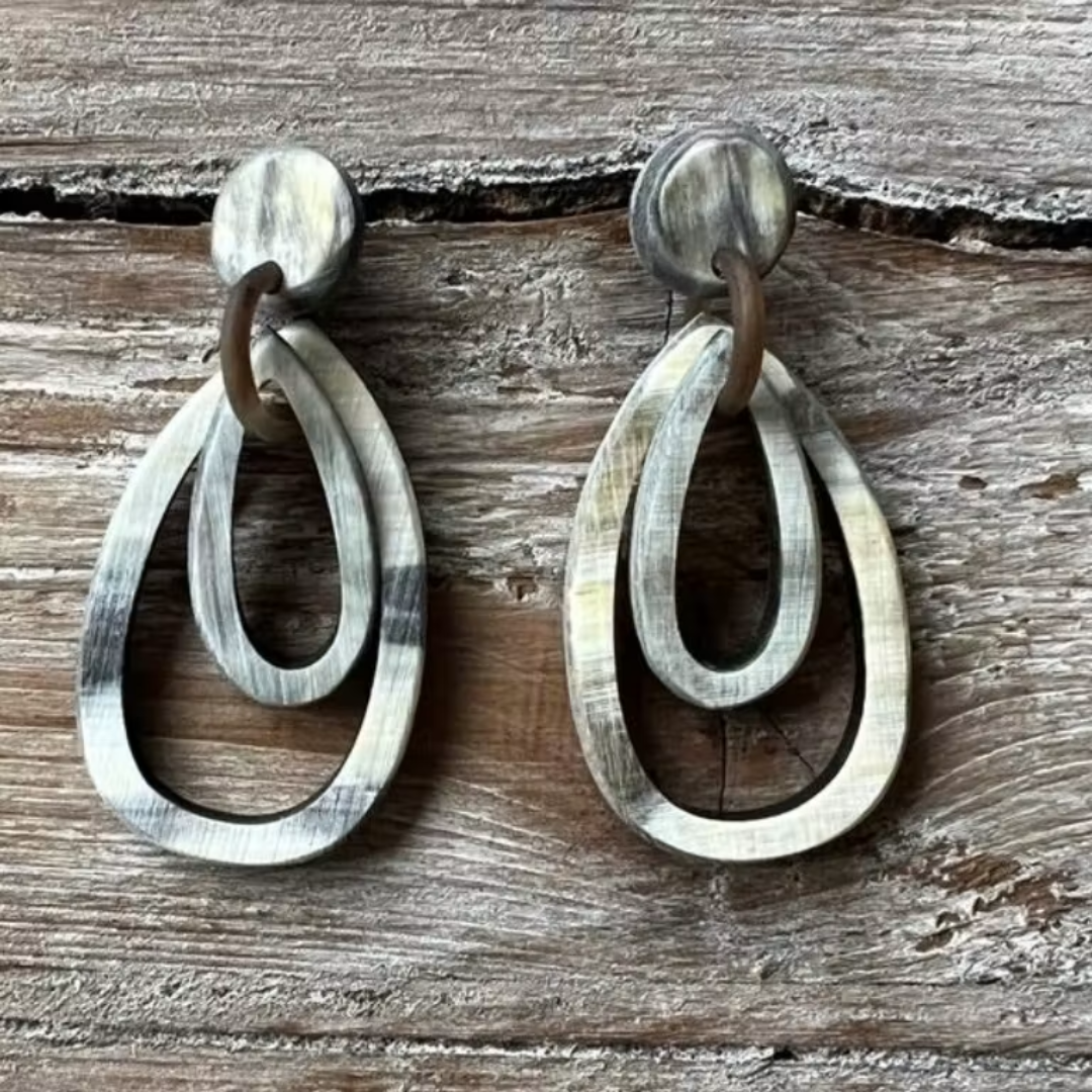 Dubbele ovale buffelhoorn oorbellen. Geborstelde finish in grijstonen (Joyline-Creations)