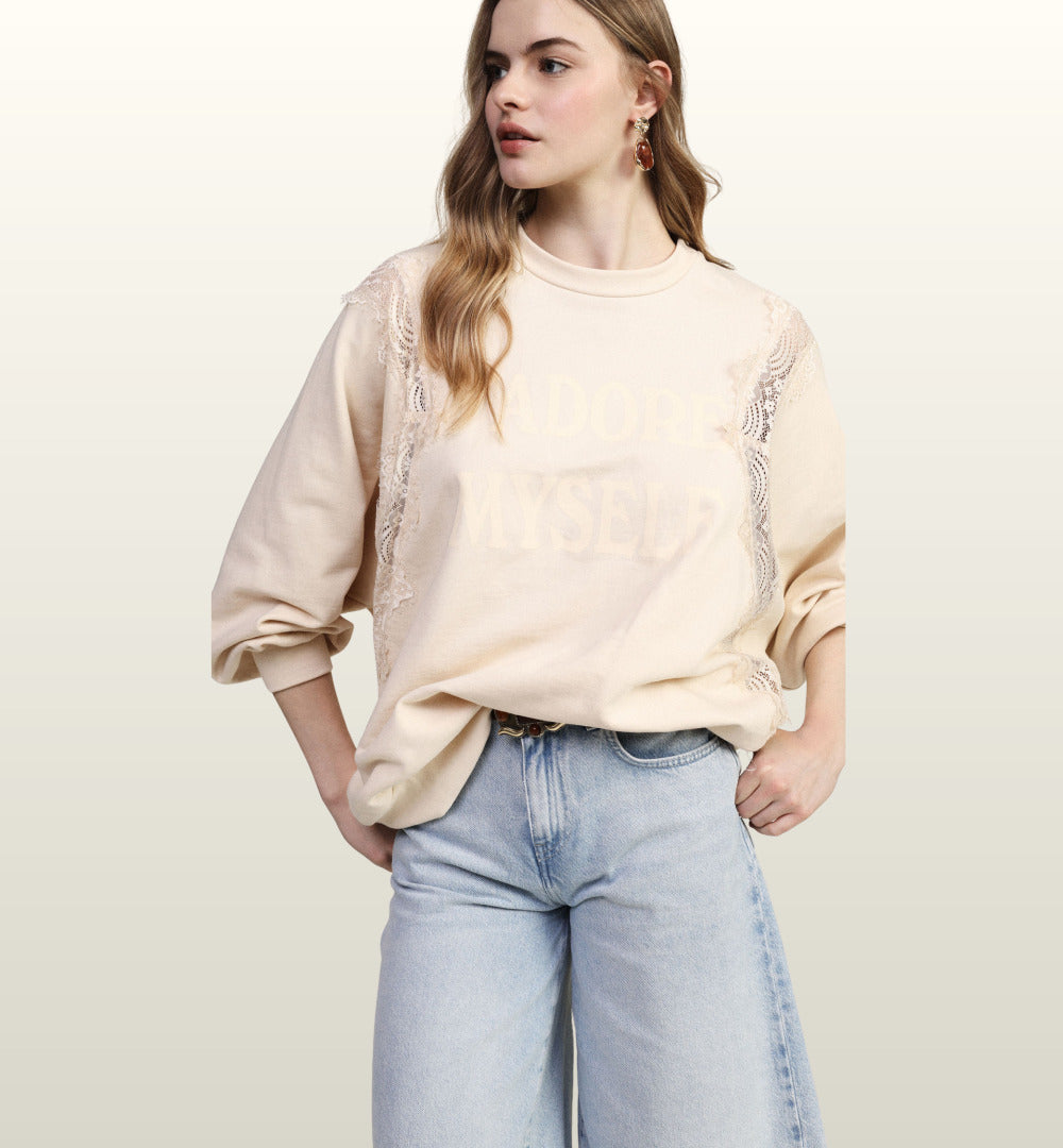 Trendy trui met kant en ‘J’adore Myself’ print in burro kleur – Dixie