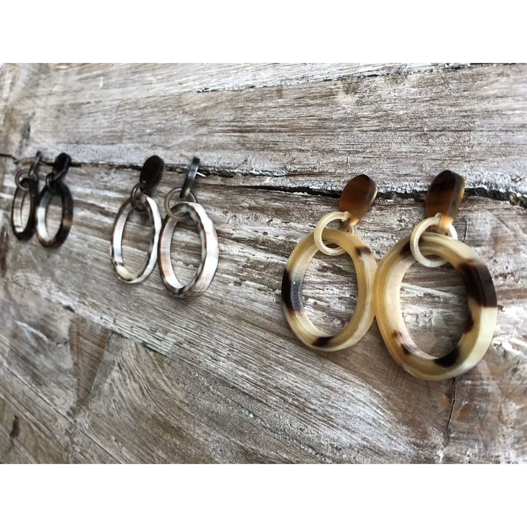 Stoere oorbellen buffelhoorn. Gevarieerde tintjes, druppel studs (Joyline-Creations)
