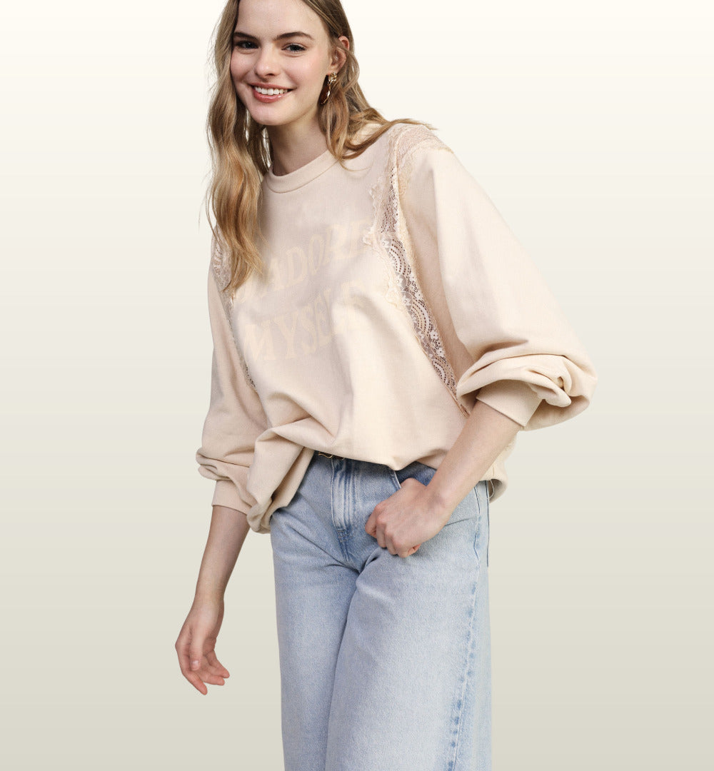 Trendy trui met kant en ‘J’adore Myself’ print in burro kleur – Dixie