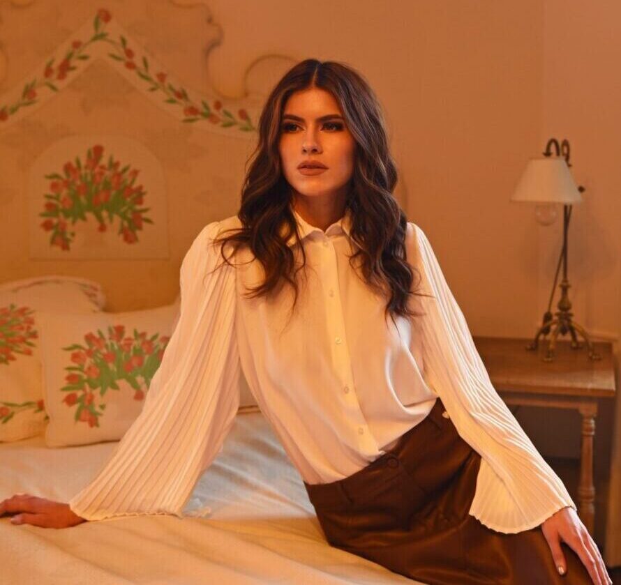 Nigella Off-White Elegante Blouse – Trendy Statement Top | Amélie Amélie