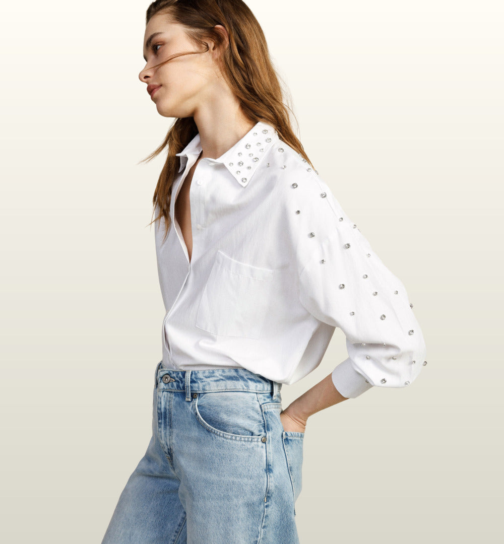 Basic blouse met sprankelende details in wit & lichtblauw – Dixie image 1