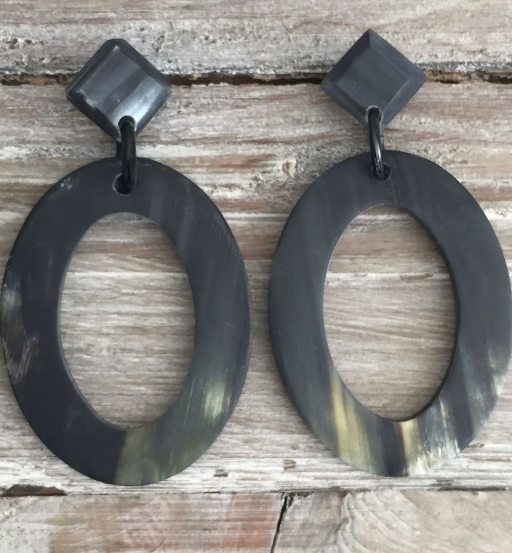 Buffelhoorn Statement Oorbellen Bruin Mat met Titanium Stekers | Joyline Creations image 1