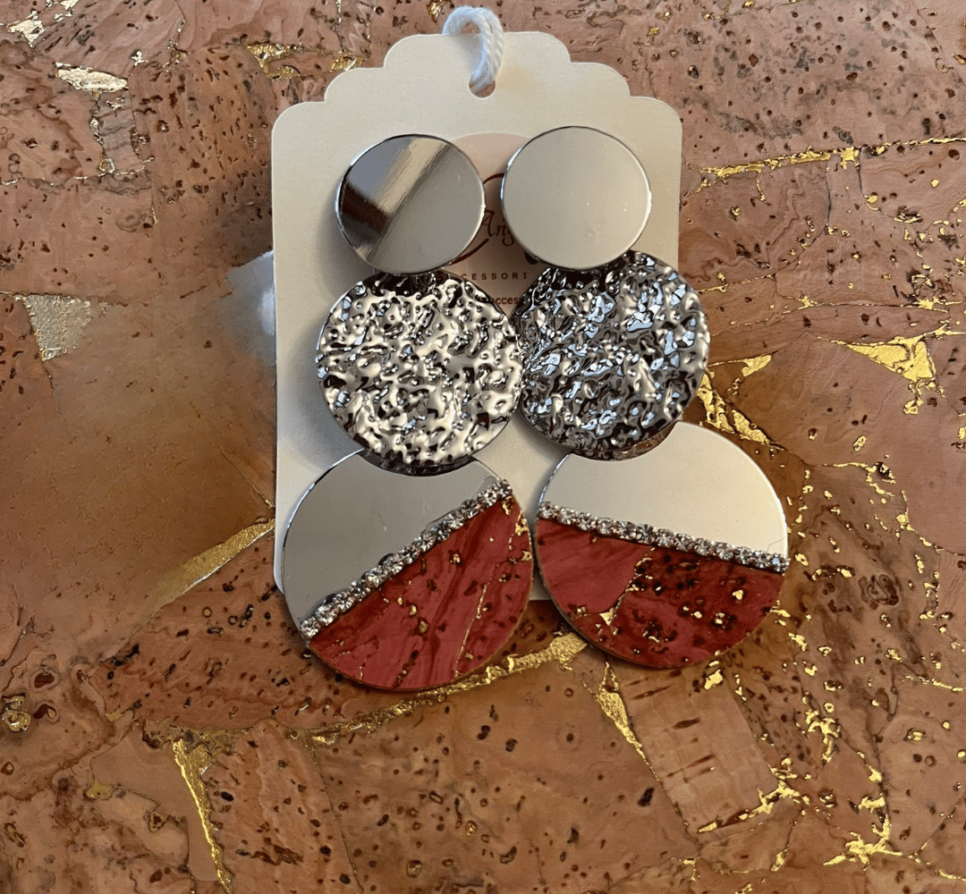 Handgemaakte metallic oorbellen met kurk uit Sardinië.