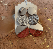 Handgemaakte metallic oorbellen met kurk uit Sardinië.