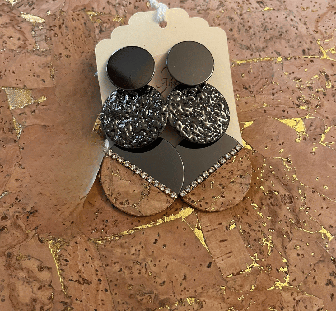 Handgemaakte metallic oorbellen met kurk uit Sardinië.