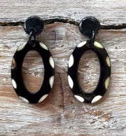 Buffelhoorn Polkadot Oorbellen Zwart met Witte Stipjes Titanium Stekers | Joyline Creations