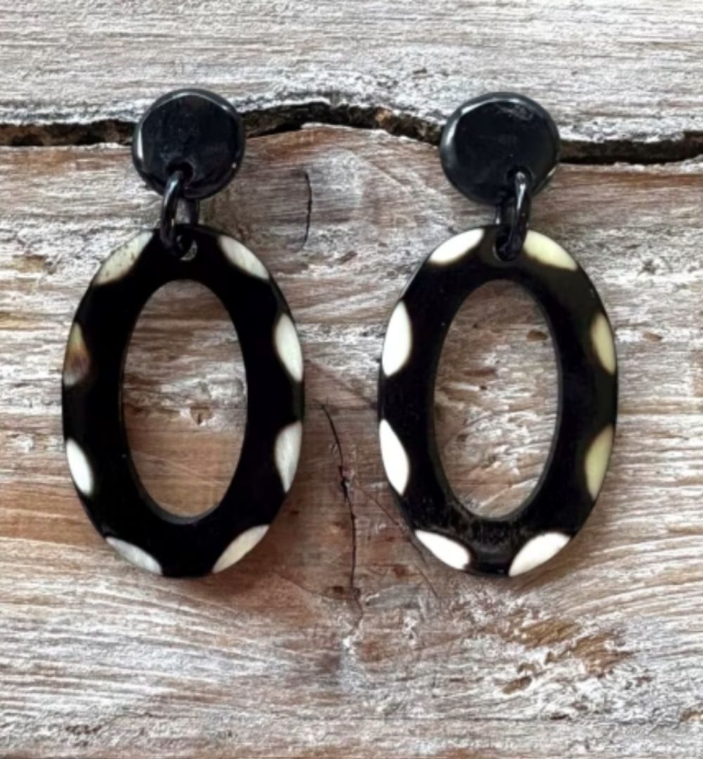 Buffelhoorn Polkadot Oorbellen Zwart met Witte Stipjes Titanium Stekers | Joyline Creations image 1