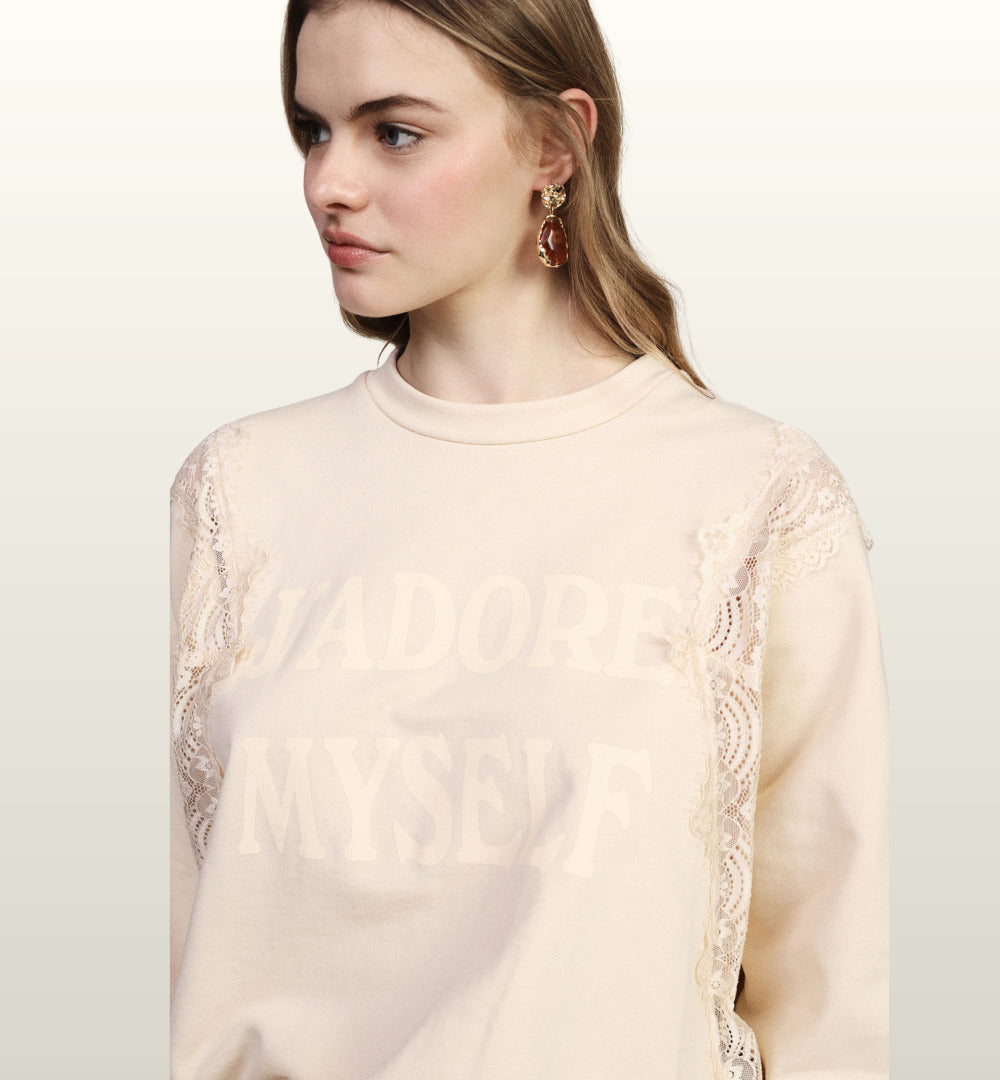Trendy trui met kant en ‘J’adore Myself’ print in burro kleur – Dixie image 1