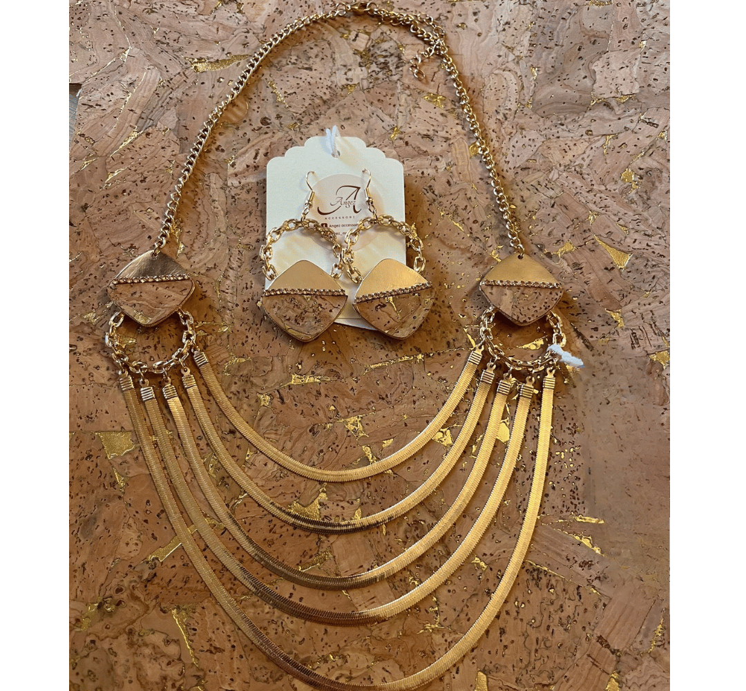 Ketting met Drie Strengen – Deel van Kurk Oorbellen Set image 1
