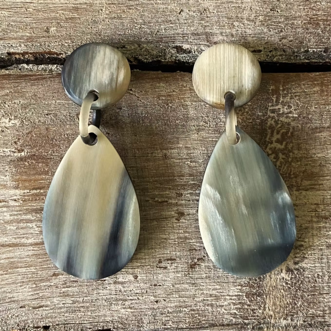 Handgemaakte druppelvormige buffelhoorn oorbellen (Joyline-Creations)