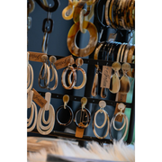 Stoere oorbellen buffelhoorn. Gevarieerde tintjes, druppel studs (Joyline-Creations)
