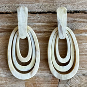 Geborstelde buffelhoorn oorbellen in wit-, zandtinten. 3 Ovalen (Joyline-Creations)